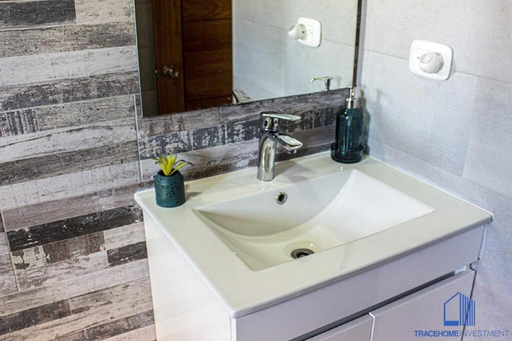 5 Star Villa Minutes From Airport And Beaches โซซูอา ภายนอก รูปภาพ